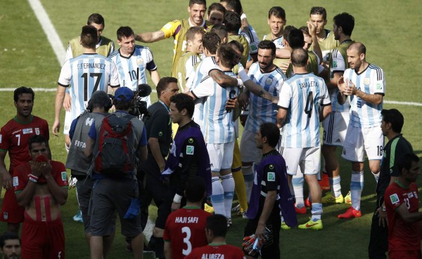 Prensa iraní carga contra árbitro que pitó ante Argentina