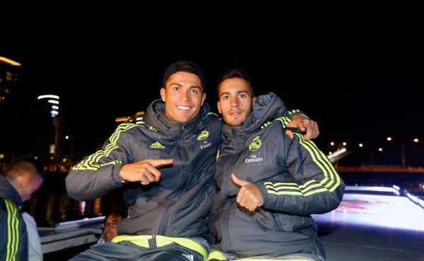 Jugadores del Real Madrid se pasean en barco por Melbourne