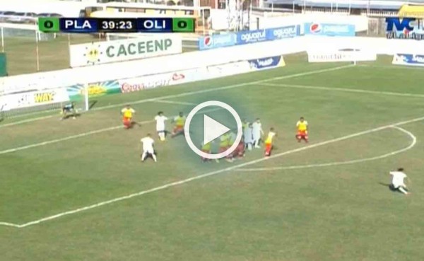 Video: Sensacional tiro libre de Rambo de León ante Olimpia que no fue gol de milagro