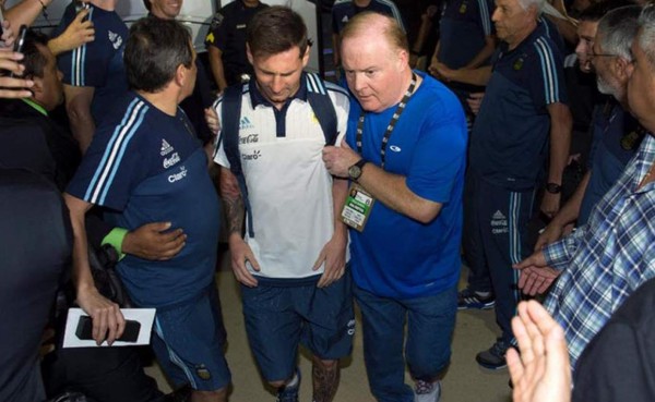 Aficionados pagan 300 dólares para poder dormir cerca de Messi