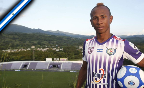 Sondean llamado del colombiano Bladimir Díaz a la selección de El Salvador