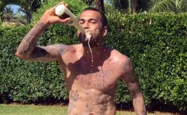 VIDEO: La locura de Dani Alves al destapar una botella de cerveza