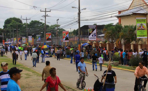 Enormes filas para ingresar al estadio Humberto Micheletti