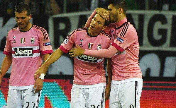 Lichtsteiner, operado del corazón hace un mes, salvó a la Juventus en Champions