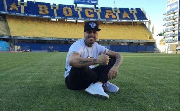 El cantante de reggaeton Nicky Jam visita la Bombonera y pone su ritmo