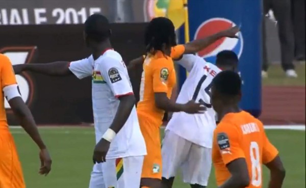 Gervinho pide perdón por la bofetada a Keita