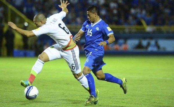 Periodista insulta a aficionados que asistieron al juego El Salvador-México