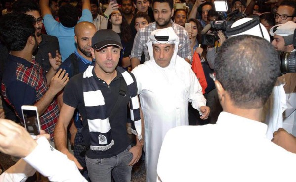 Cientos de aficionados recibieron a Xavi en su llegada a Catar