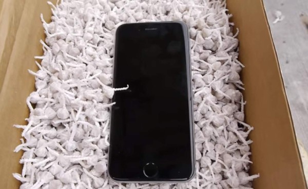 Lo que sucede se dejas caer un iPhone con pirotecnia desde 30 metros