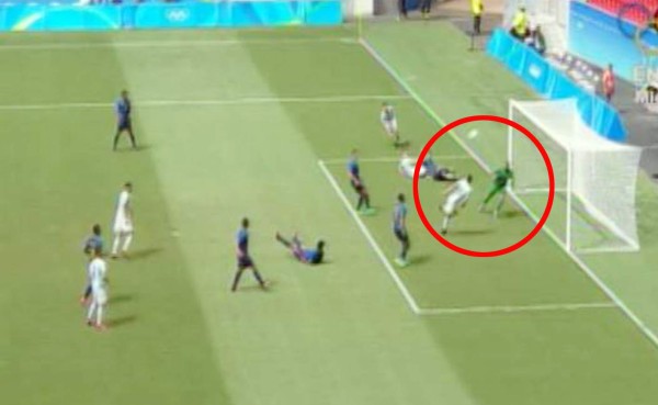 El increíble fallo de Ángel Correa frente a Luis 'Buba' López