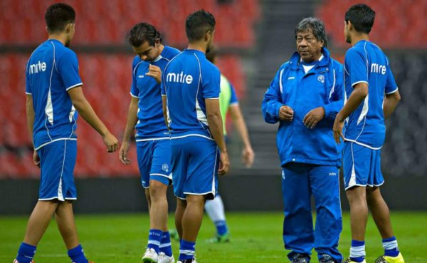 Ramón Maradiaga convocó a tres legionarios para juego amistoso