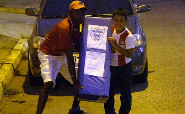 Afición del Vida llegó cargando ataúd: 'Venimos a enterrar a Victoria'