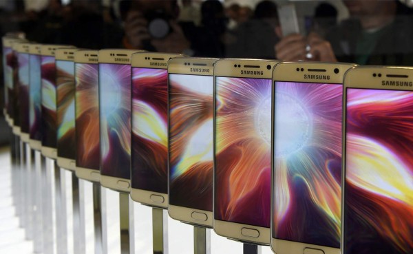 Para esto sirve la pantalla curva del Samsung Galaxy S6