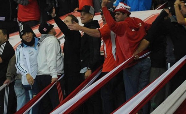 Marcos Rojo aparece apoyando a Estudiantes en Argentina