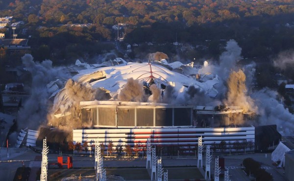Así fue la implosión del Georgia Dome, el imponente estadio de los Falcons
