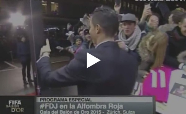 VIDEO: Cristiano Ronaldo se niega a firmar camisas del Bayern Múnich