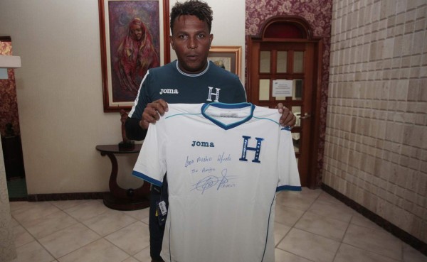 Carlos Pavón subasta camiseta para ayudar a Reneau