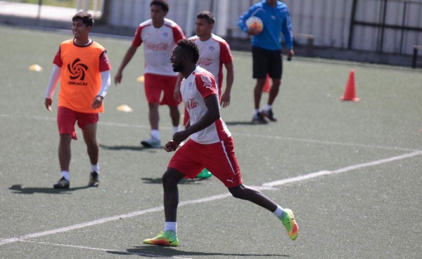 Johnny Palacios retornó a los entrenamientos del Olimpia
