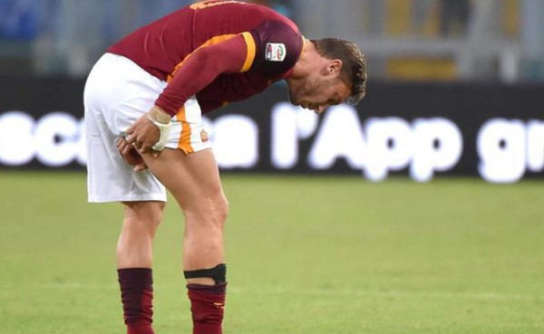 Francesco Totti se lesionó el muslo derecho
