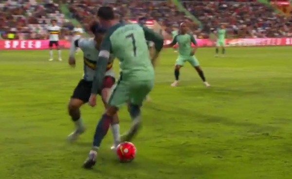 VIDEO: Cristiano Ronaldo sacó a bailar a los defensas de Bélgica