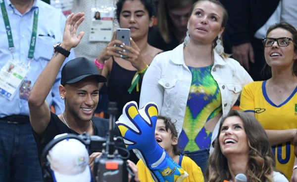 Neymar seguirá ausente en el Barcelona y permanecerá en Brasil