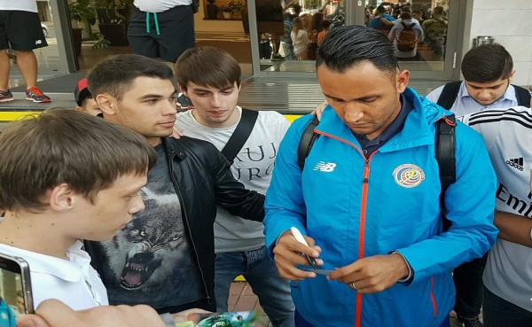 Aficionados rusos esperaron fuera del hotel a Keylor Navas cerca de 3 horas para pedirle un autógrafo