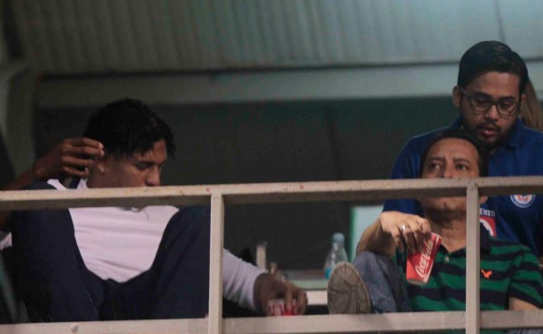 Carlo Costly estuvo en el estadio Morazán viendo la despedida de Carlos Pavón