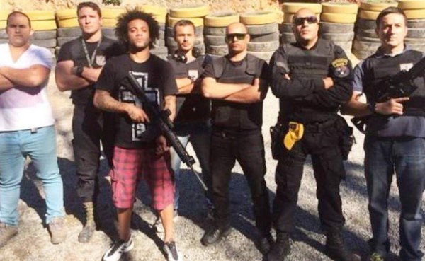La polémica fotografía de Marcelo posando con un arma