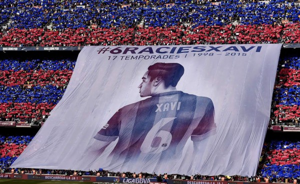 El Camp Nou homenajea a Xavi en su último partido liguero