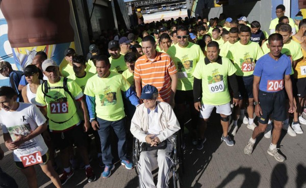 Cientas de personas corrieron por el entrenador hondureño Chelato Uclés