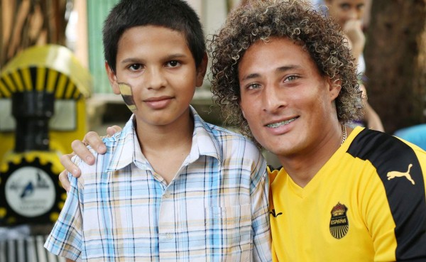 Niño a jugadores del Real Españ: 'Son los mejores del mundo'