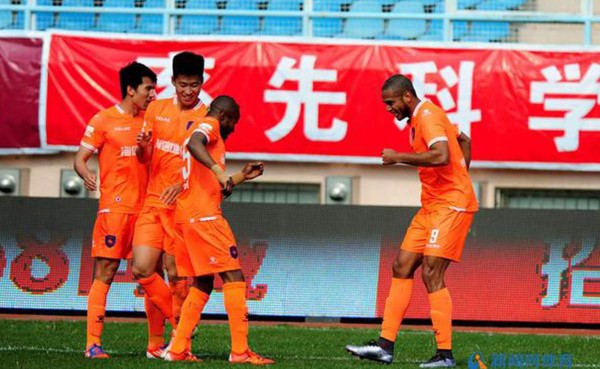 Eddie Hernández baila al son de los goles en China