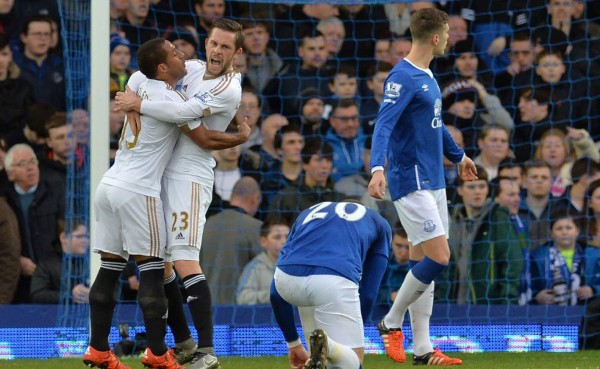 El Swansea gana en Goodison Park y escapa de la zona de descenso