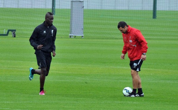 Italiano Mario Balotelli ya entrena en Liverpool