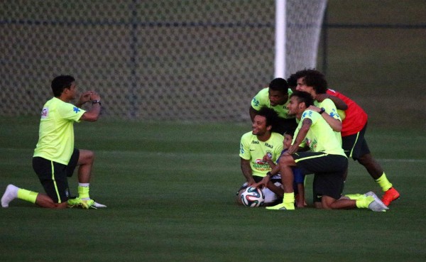 Neymar y su gesto generoso con un niño