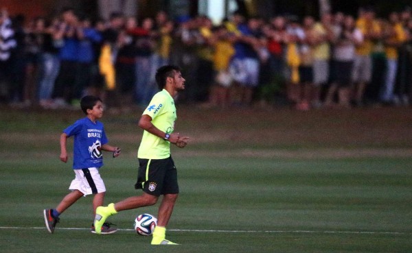 Neymar y su gesto generoso con un niño