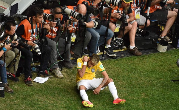 VIDEO: El descarado empujón de un camerunés a Neymar