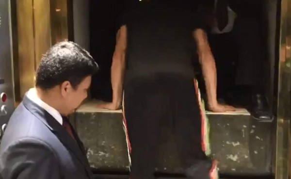 VIDEO: Jugadores mexicanos quedan atrapados en elevador