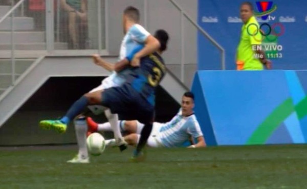 VIDEO: Marcelo Pereira comete penal a Calleri y Argentina nos perdona