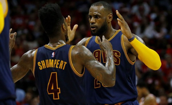 Cleveland aumenta la ventaja sobre Atlanta y tiene un pie en la final