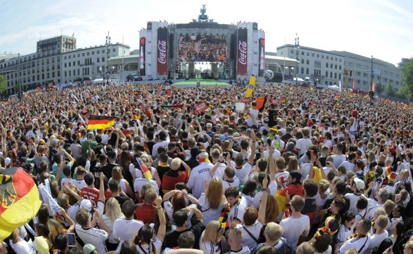Locura en Berlín con llegada de selección de Alemania