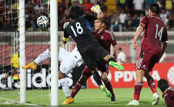 El discutido gol que le validaron a Franklin Lucena, hondureños reclamaron que no entró el esférico. Foto Cancha Digital