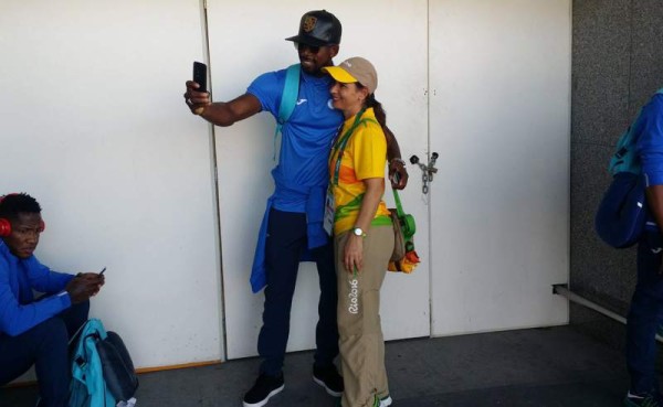 Jhony Palacios se toma una selfie con una de las edecanes en los Juegos Olímpicos.