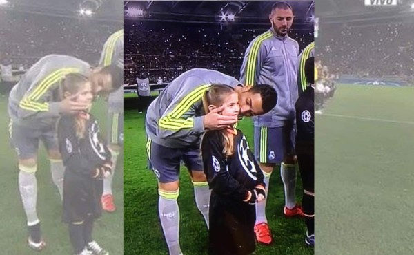 Cristiano Ronaldo saludó con besito a la niña con la que salió al terreno de juego.