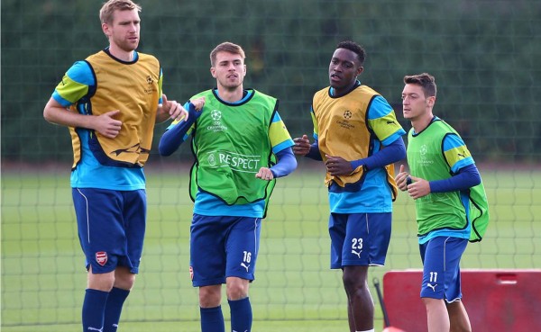 Mesut Özil vuelve tres meses después a una convocatoria del Arsenal