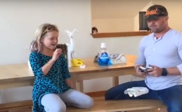 VIDEO: Saca diente a su hija con ayuda de un drone de Star Wars