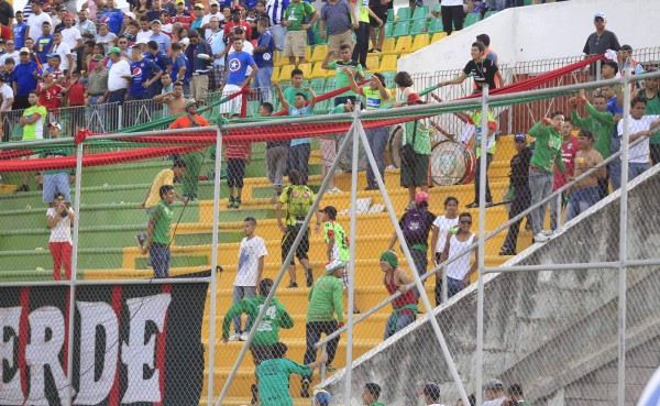 Barras de Motagua y Marathón se agarran a pedradas en Comayagua