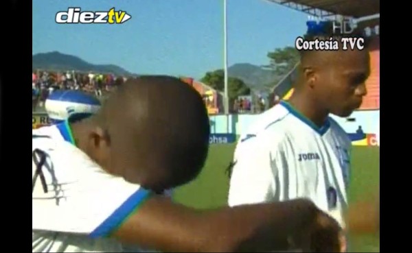 VIDEO: Jugadores de Honduras lloran en minuto de silencio en memoria de Peralta