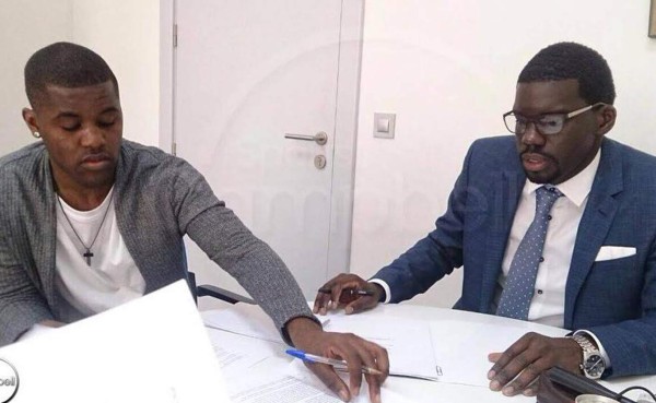 El costarricense Joel Campbell renueva su contrato con el Arsenal