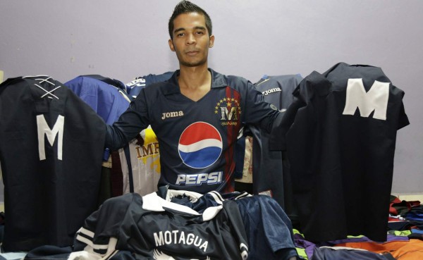 Mario Hernández, el coleccionista de camisas de Motagua